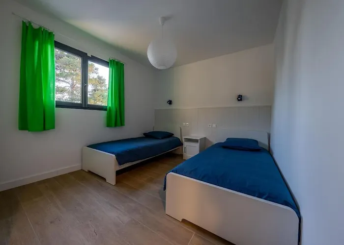 - Piscine Wifi Parking